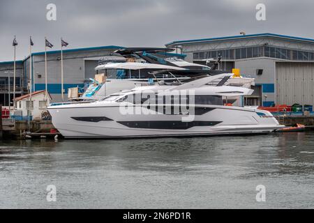 Eine Sunseeker 90 Ocean Yacht vor dem Hauptmontagewerk und der Werft in Poole Dorset Stockfoto