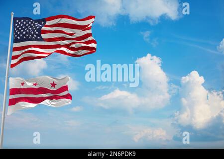 Große offizielle Flagge der USA mit kleinerer Flagge des Staates District of Columbia, USA bei bewölktem Himmel. Vereinigte Staaten von Amerika patriotische concep Stockfoto