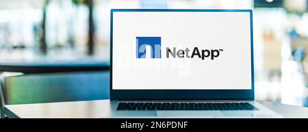 POZNAN, POL - 4. MAI 2022: Laptop-Computer mit Logo von NetApp, einem Unternehmen für Hybrid-Cloud-Datendienste und -Datenverwaltung mit Hauptsitz in San Jo Stockfoto