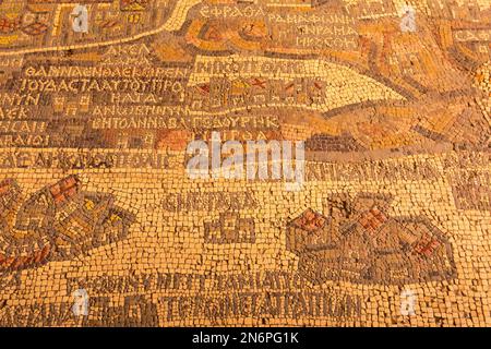 Madaba, Jordanien - 5. November 2022: Mosaikkarte des Heiligen Landes aus dem 6. Jahrhundert auf dem Boden der griechisch-orthodoxen Basilika St. George, Ich Bin'S Stockfoto