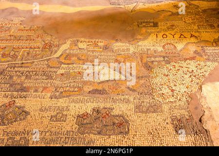 Madaba, Jordanien - 5. November 2022: Mosaikkarte des Heiligen Landes aus dem 6. Jahrhundert auf dem Boden der griechisch-orthodoxen Basilika St. George, Ich Bin'S Stockfoto