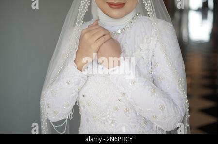 Braut in wunderschönem weißen Hochzeitskleid Stockfoto
