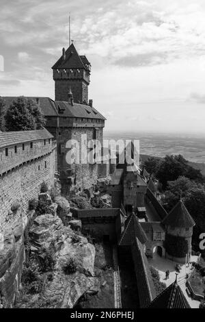 Außenansicht und Details des herrlichen Chateau du Haut Koenigsbourg, Elsass, Frankreich Stockfoto