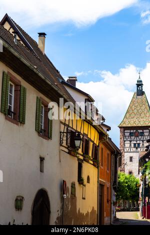 Bergheim, eine kleine Stadt an der Route des Vins im Elsass mit mittelalterlichen Gebäuden, einer Verteidigungsmauer und einer schönen Atmosphäre Stockfoto