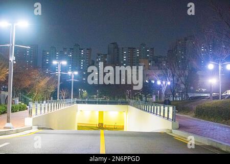 Beleuchtete Straßenbeleuchtung auf dunklem Hintergrund. 3D-Rendering Stockfoto