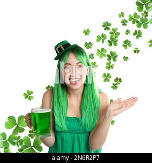 Glückliche Frau in St. Patrick's Day Outfit mit Bier und Kleeblättern auf weißem Hintergrund Stockfoto