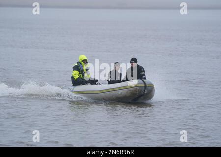 Ein Polizei-Such- und Rettungsteam in Knott End-on-Sea, Lancashire, auf der Südseite von Morecambe Bay, während die Polizei ihre Suche nach der vermissten Frau, Nicola Bulley, 45, fortsetzt, Die zuletzt vor zwei Wochen am Morgen des 27. Januar gesehen wurde, als sie ihren Hund auf einem Fußweg am nahe gelegenen Fluss Wyre spazieren ging. Foto: Freitag, 10. Februar 2023. Stockfoto