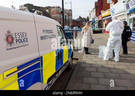 London Road, Westcliff on Sea, Essex, Großbritannien. 10. Februar 2023. Polizei und Forensiker sind vor Ort, nach einem Angriff in der Nähe der A13 London Road in Westcliff nahe Southend auf Sea an der Kreuzung mit West Road. Die Polizei von Essex berichtete, dass sie kurz vor 4:20am Uhr zum Tatort gerufen wurden, nachdem ein Mann schwer angegriffen wurde. Das Opfer bleibt im Krankenhaus. Es wurden keine Verhaftungen vorgenommen Stockfoto