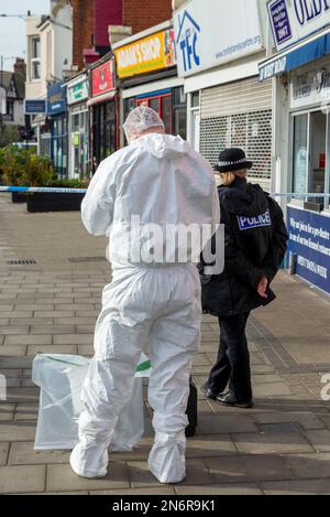 London Road, Westcliff on Sea, Essex, Großbritannien. 10. Februar 2023. Polizei und Forensiker sind vor Ort, nach einem Angriff in der Nähe der A13 London Road in Westcliff nahe Southend auf Sea an der Kreuzung mit West Road. Die Polizei von Essex berichtete, dass sie kurz vor 4:20am Uhr zum Tatort gerufen wurden, nachdem ein Mann schwer angegriffen wurde. Das Opfer bleibt im Krankenhaus. Es wurden keine Verhaftungen vorgenommen Stockfoto