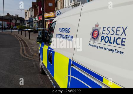 London Road, Westcliff on Sea, Essex, Großbritannien. 10. Februar 2023. Polizei und Forensiker sind vor Ort, nach einem Angriff in der Nähe der A13 London Road in Westcliff nahe Southend auf Sea an der Kreuzung mit West Road. Die Polizei von Essex berichtete, dass sie kurz vor 4:20am Uhr zum Tatort gerufen wurden, nachdem ein Mann schwer angegriffen wurde. Das Opfer bleibt im Krankenhaus. Es wurden keine Verhaftungen vorgenommen Stockfoto