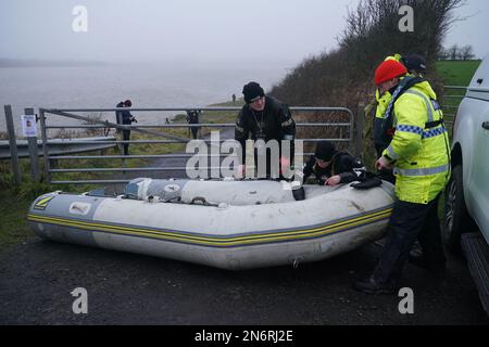 Das Such- und Rettungsteam der Polizei am Flussufer nahe der Shard Bridge am Fluss Wyre in Lancashire, während die Polizei ihre Suche nach der vermissten Frau Nicola Bulley fortsetzt, 45, Die zuletzt vor zwei Wochen am Morgen des 27. Januar gesehen wurde, als sie ihren Hund auf einem Fußweg am nahe gelegenen Fluss Wyre spazieren ging. Foto: Freitag, 10. Februar 2023. Stockfoto