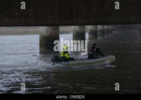 Ein Polizei-Such- und Rettungsteam am Fluss an der Shard Bridge am Fluss Wyre in Lancashire, während die Polizei ihre Suche nach der vermissten Frau Nicola Bulley fortsetzte, 45, Die zuletzt vor zwei Wochen am Morgen des 27. Januar gesehen wurde, als sie ihren Hund auf einem Fußweg am nahe gelegenen Fluss Wyre spazieren ging. Foto: Freitag, 10. Februar 2023. Stockfoto