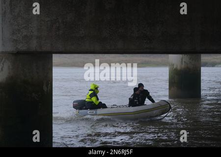 Das Such- und Rettungsteam der Polizei auf dem Fluss an der Shard Bridge am Fluss Wyre in Lancashire, während die Polizei ihre Suche nach der vermissten Frau Nicola Bulley fortsetzte, 45, Die zuletzt vor zwei Wochen am Morgen des 27. Januar gesehen wurde, als sie ihren Hund auf einem Fußweg am nahe gelegenen Fluss Wyre spazieren ging. Foto: Freitag, 10. Februar 2023. Stockfoto