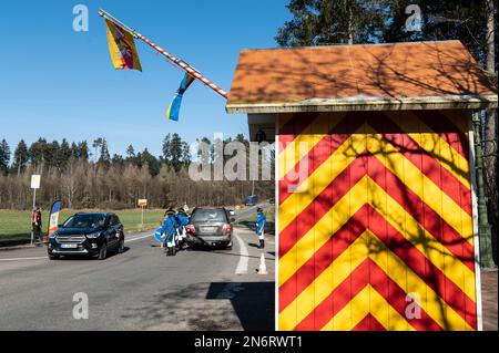 Villingen Schwenningen, Deutschland. 10. Februar 2023. Die Mitglieder der Dummheit Gockel-Gilde fordern von Autofahrern, die von Baden nach Württemberg und umgekehrt fahren, an einer Mautstelle eine „Maut“. Das eingezogene Geld wird für einen guten Zweck gespendet. In der Vergangenheit trennte eine Staatsgrenze Badeners und Württembergers. Während der Karnevalssaison wird in Villingen-Schwenningen erneut ein Zollhaus errichtet. Es gibt viel Ermutigung - aber manche kehren einfach zurück. Kredit: Silas Stein/dpa/Alamy Live News Stockfoto