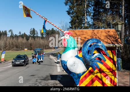 Villingen Schwenningen, Deutschland. 10. Februar 2023. Die Mitglieder der Dummheit Gockel-Gilde fordern von Autofahrern, die von Baden nach Württemberg und umgekehrt fahren, an einer Mautstelle eine „Maut“. Das eingezogene Geld wird für einen guten Zweck gespendet. In der Vergangenheit trennte eine Staatsgrenze Badeners und Württembergers. Während der Karnevalssaison wird in Villingen-Schwenningen erneut ein Zollhaus errichtet. Es gibt viel Ermutigung - aber manche kehren einfach zurück. Kredit: Silas Stein/dpa/Alamy Live News Stockfoto