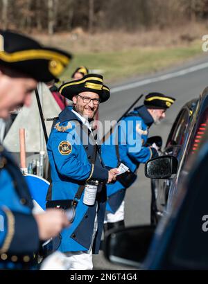 Villingen Schwenningen, Deutschland. 10. Februar 2023. Die Mitglieder des Narrenzunft Gockel-Gilde erheben für Autofahrer, die von Baden nach Württemberg und umgekehrt fahren, eine „Straßenmaut“. Das eingezogene Geld wird für einen guten Zweck gespendet. In der Vergangenheit trennte eine Staatsgrenze Badeners und Württembergers. Während der Karnevalssaison wird in Villingen-Schwenningen erneut ein Zollhaus errichtet. Es gibt viel Ermutigung - aber manche kehren einfach zurück. Kredit: Silas Stein/dpa/Alamy Live News Stockfoto