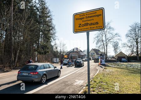 Villingen Schwenningen, Deutschland. 10. Februar 2023. Die Mitglieder der Narrenzunft Gockel-Gilde verlangen von Autofahrern, die von Baden nach Württemberg und umgekehrt fahren, Mautgebühren an einer Schnellstraße im Zollhaus-Bezirk. Das eingezogene Geld wird für einen guten Zweck gespendet. In der Vergangenheit trennte eine Staatsgrenze Badeners und Württembergers. Während der Karnevalssaison wird in Villingen-Schwenningen erneut ein Zollhaus errichtet. Es gibt viel Ermutigung - aber manche kehren einfach zurück. Kredit: Silas Stein/dpa/Alamy Live News Stockfoto