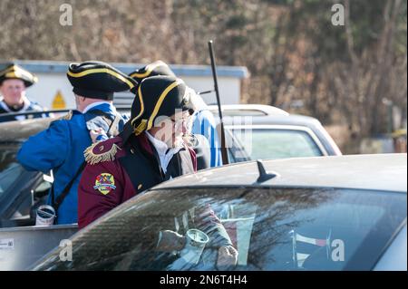 Villingen Schwenningen, Deutschland. 10. Februar 2023. Die Mitglieder des Narrenzunft Gockel-Gilde erheben für Autofahrer, die von Baden nach Württemberg und umgekehrt fahren, eine „Straßenmaut“. Das eingezogene Geld wird für einen guten Zweck gespendet. In der Vergangenheit trennte eine Staatsgrenze Badeners und Württembergers. Während der Karnevalssaison wird in Villingen-Schwenningen erneut ein Zollhaus errichtet. Es gibt viel Ermutigung - aber manche kehren einfach zurück. Kredit: Silas Stein/dpa/Alamy Live News Stockfoto