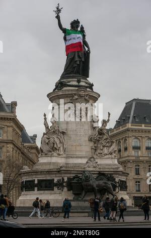 Frankreich / Paris - 10/02/2023, Michael Bunel / Le Pictorium - Aktion von Rebellienaktivisten - 10/2/2023 - Frankreich / Ile-de-France (Region) / Paris - Rebellion Extinction Aktivisten, zur Unterstützung der iranischen Demonstranten, die sich seit dem Tod von Mascha Amini am 16. September gegen die Regierung stellen, 2022, eine iranische Flagge auf die Statue auf dem Platz der Republik setzen. Die Aktion findet am 50. Jahrestag der iranischen Revolution statt, die das Mullahs-Regime an die Macht brachte. 10. Februar 2023 Paris, Frankreich. Stockfoto