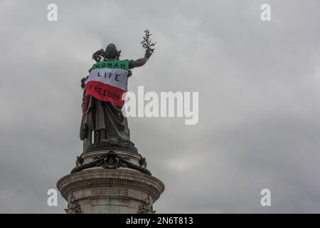 Frankreich / Paris - 10/02/2023, Michael Bunel / Le Pictorium - Aktion von Rebellienaktivisten - 10/2/2023 - Frankreich / Ile-de-France (Region) / Paris - Rebellion Extinction Aktivisten, zur Unterstützung der iranischen Demonstranten, die sich seit dem Tod von Mascha Amini am 16. September gegen die Regierung stellen, 2022, eine iranische Flagge auf die Statue auf dem Platz der Republik setzen. Die Aktion findet am 50. Jahrestag der iranischen Revolution statt, die das Mullahs-Regime an die Macht brachte. 10. Februar 2023 Paris, Frankreich. Stockfoto