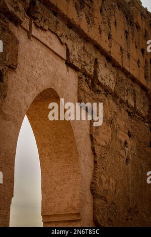 Die felsige Architektur von Marrakesch, Marokko, ist ein Zeugnis des reichen kulturellen Erbes und der künstlerischen Exzellenz der Stadt. Stockfoto