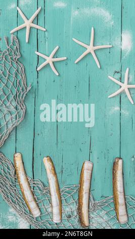Muscheln und Seesterne auf weißem Holzhintergrund. Urlaubs- und Urlaubskonzept. Draufsicht, Kopierbereich. Stockfoto