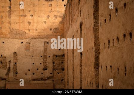 Die felsige Architektur von Marrakesch, Marokko, ist ein Zeugnis des reichen kulturellen Erbes und der künstlerischen Exzellenz der Stadt. Stockfoto