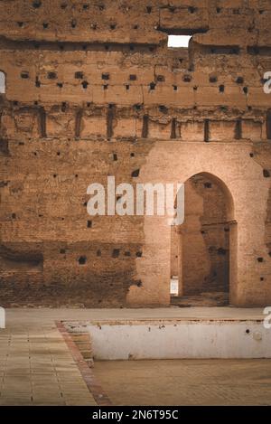 Die felsige Architektur von Marrakesch, Marokko, ist ein Zeugnis des reichen kulturellen Erbes und der künstlerischen Exzellenz der Stadt. Stockfoto