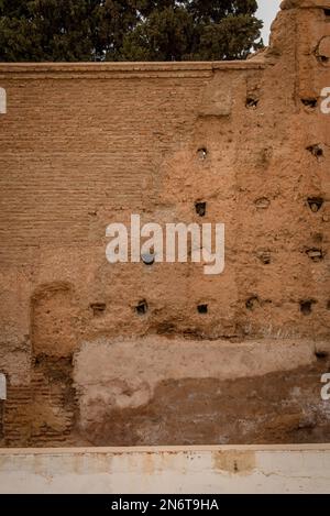 Die felsige Architektur von Marrakesch, Marokko, ist ein Zeugnis des reichen kulturellen Erbes und der künstlerischen Exzellenz der Stadt. Stockfoto