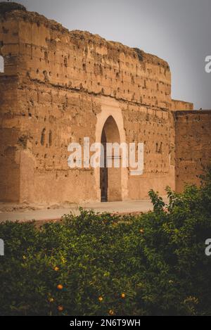 Die komplexe Architektur von Marrakesch, Marokko, wird inmitten des pulsierenden Grüns der Orangenbäume zum Leben erweckt. Ihre duftenden Blüten verleihen Ihnen einen Hauch Stockfoto