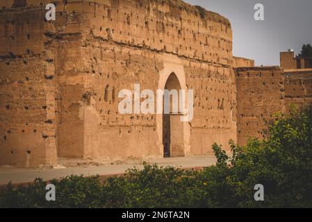 Die komplexe Architektur von Marrakesch, Marokko, wird inmitten des pulsierenden Grüns der Orangenbäume zum Leben erweckt. Ihre duftenden Blüten verleihen Ihnen einen Hauch Stockfoto