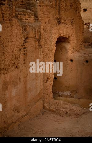 Die felsige Architektur von Marrakesch, Marokko, ist ein Zeugnis des reichen kulturellen Erbes und der künstlerischen Exzellenz der Stadt. Stockfoto