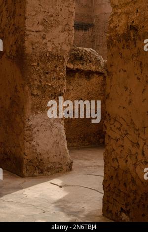 Die felsige Architektur von Marrakesch, Marokko, ist ein Zeugnis des reichen kulturellen Erbes und der künstlerischen Exzellenz der Stadt. Stockfoto