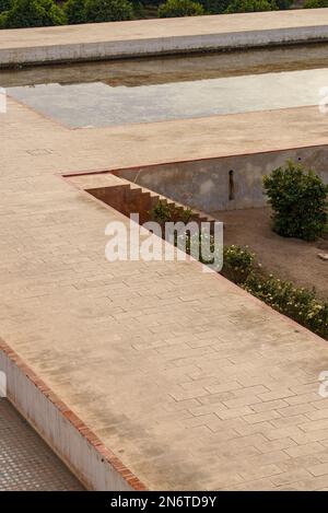 Die komplexe Architektur von Marrakesch, Marokko, wird inmitten des pulsierenden Grüns der Orangenbäume zum Leben erweckt. Ihre duftenden Blüten verleihen Ihnen einen Hauch Stockfoto