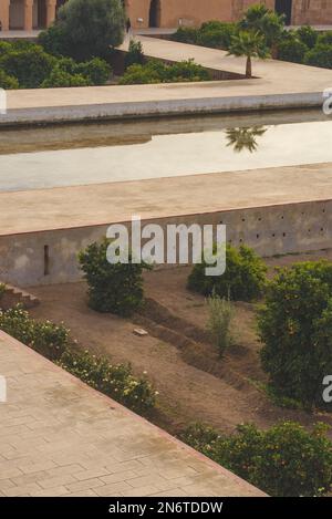 Die komplexe Architektur von Marrakesch, Marokko, wird inmitten des pulsierenden Grüns der Orangenbäume zum Leben erweckt. Ihre duftenden Blüten verleihen Ihnen einen Hauch Stockfoto