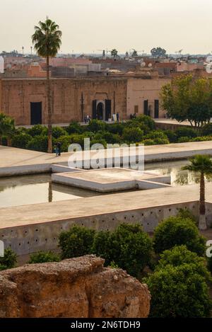 Die komplexe Architektur von Marrakesch, Marokko, wird inmitten des pulsierenden Grüns der Orangenbäume zum Leben erweckt. Ihre duftenden Blüten verleihen Ihnen einen Hauch Stockfoto