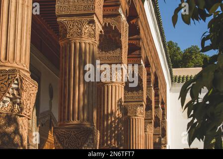 Die komplexe Architektur von Marrakesch, Marokko, wird inmitten des pulsierenden Grüns der Orangenbäume zum Leben erweckt. Ihre duftenden Blüten verleihen Ihnen einen Hauch Stockfoto