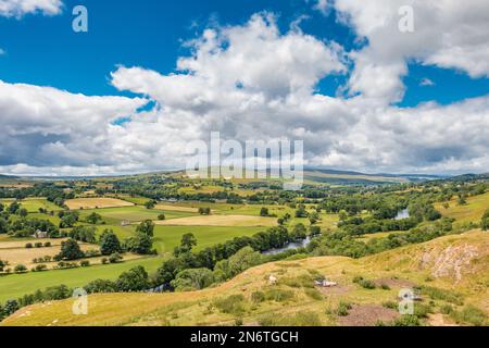 Die berühmte Aussicht von Whistle Crag bei starkem Sommersonnenschein unter einem großen Himmel. Diese Aussicht führt zum Grassholme-Staudamm am unteren Ende von Lunedale Stockfoto