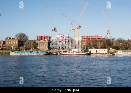 Das Dove Public House in Hammersmith, umgeben von Hammersmith Town Hall Sanierung und Kränen im Hintergrund, Stockfoto