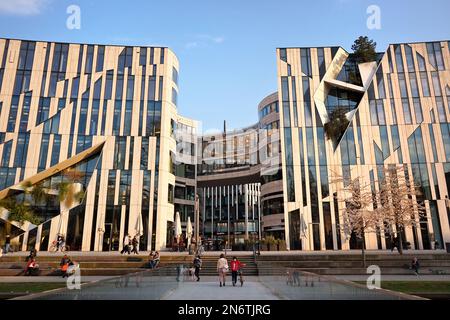 Der moderne 'Kö-Bogen'-Komplex wurde vom New Yorker Sternarchitekten Daniel Libeskind entworfen und 2013 an einem warmen Frühlingsabend fertiggestellt. Stockfoto