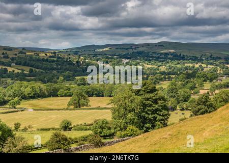 Sehr starker, fleckiger Sonnenschein und Showdows in dieser Sicht auf Lunedale vom Teesdale Way langen Fußweg in Eggleston. Stockfoto