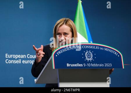 Brüssel, Belgien. 10. Februar 2023. Der italienische Ministerpräsident Giorgia Meloni spricht auf einer Pressekonferenz nach einer außerordentlichen Tagung eines EU-Gipfels im Europäischen Ratsgebäude in Brüssel am 10. Februar 2023. Kredit: ALEXANDROS MICHAILIDIS/Alamy Live News Stockfoto