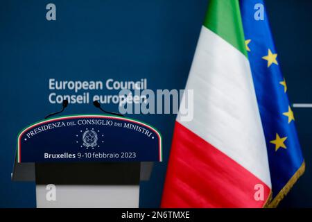 Brüssel, Belgien. 10. Februar 2023. Die Flaggen Italiens und der Europäischen Union stehen am 10. Februar 2023 am Sitz der EU in Brüssel, Belgien. Kredit: ALEXANDROS MICHAILIDIS/Alamy Live News Stockfoto