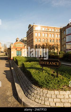 Der Eingang zu einer umzäunten Anlage in Harrods Village, Barnes, London, SW13, England, UK Stockfoto