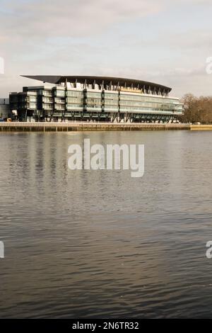 Der neue Riverside Stand des Fulham Football Club mit Blick auf die Themse im Südwesten von London, England, Großbritannien Stockfoto