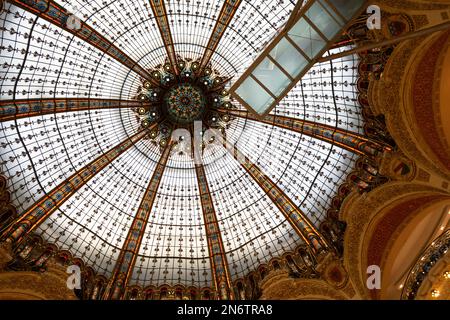 Jugendstil und luxuriöse Dächer der Galerien Lafayette in Paris. Tageslicht. Inneneinrichtung und Architektur. Haussmanns Stil. Stockfoto