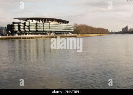 Der neue Riverside Stand des Fulham Football Club mit Blick auf die Themse im Südwesten von London, England, Großbritannien Stockfoto