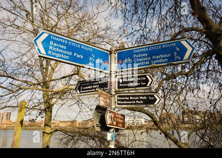 Thames Cycle Route Beschilderung auf dem Thames Path in der Nähe von Harrods Village in Barnes, Südwest-London, England, Großbritannien Stockfoto