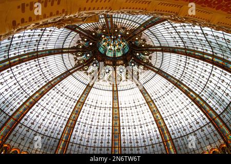 Jugendstil und luxuriöse Dächer der Galerien Lafayette in Paris. Tageslicht. Inneneinrichtung und Architektur. Haussmanns Stil. Stockfoto