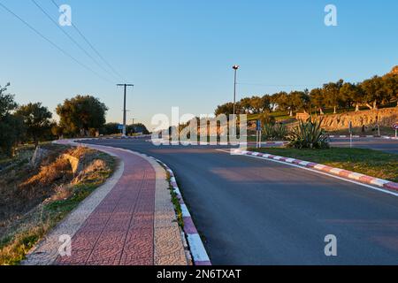 Asphaltstraße zu einer alten marokkanischen Bergstadt Stockfoto